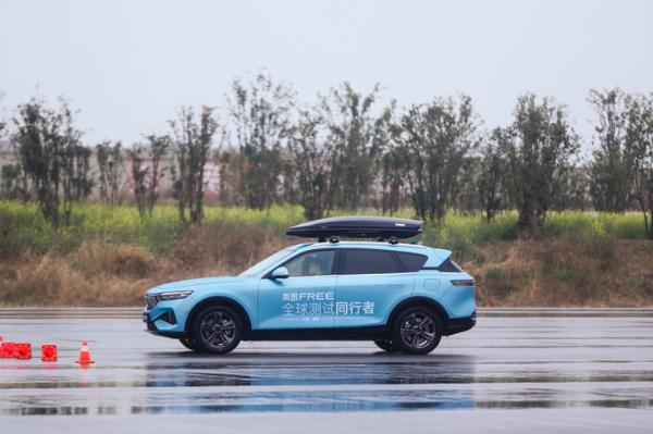 岚图FREE预售价31.36万起 配一模式可升降三联屏/最大续航860km